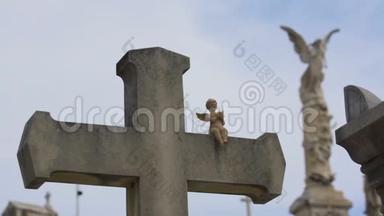 法国尼斯夏多公墓的老石十字架和小天使雕塑